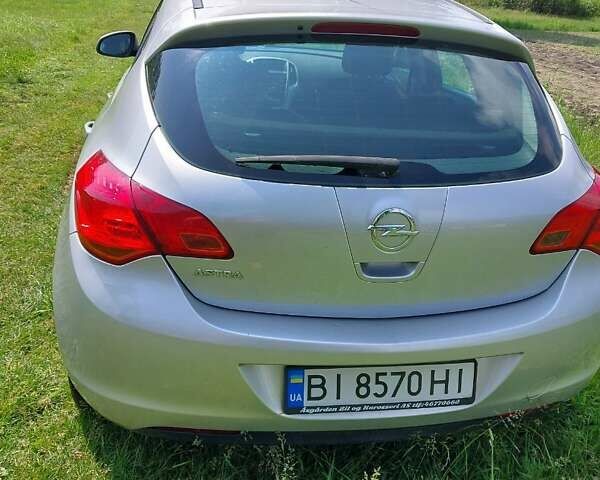 Серый Опель Астра, объемом двигателя 1.6 л и пробегом 117 тыс. км за 8000 $, фото 4 на Automoto.ua
