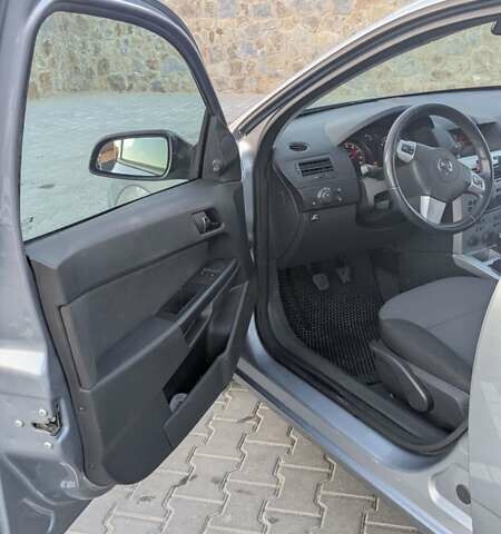 Серый Опель Астра, объемом двигателя 1.6 л и пробегом 132 тыс. км за 4500 $, фото 11 на Automoto.ua