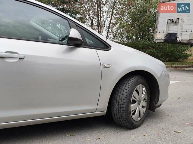 Серый Опель Астра, объемом двигателя 1.7 л и пробегом 195 тыс. км за 6500 $, фото 7 на Automoto.ua