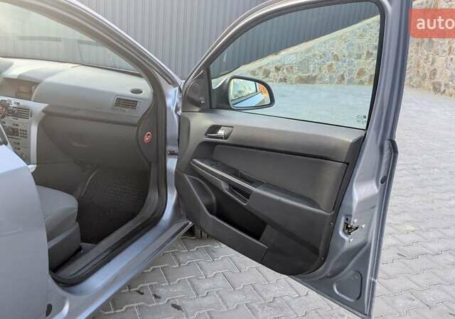 Серый Опель Астра, объемом двигателя 1.6 л и пробегом 132 тыс. км за 4500 $, фото 9 на Automoto.ua