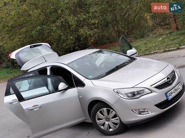Серый Опель Астра, объемом двигателя 1.7 л и пробегом 195 тыс. км за 6500 $, фото 9 на Automoto.ua