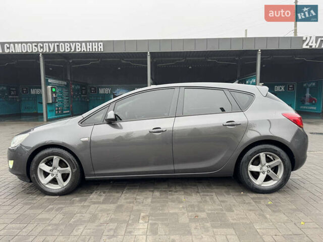 Серый Опель Астра, объемом двигателя 1.3 л и пробегом 221 тыс. км за 6700 $, фото 9 на Automoto.ua