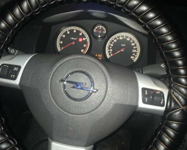 Опель Астра 2011 в Каменце-Подольском на Automoto.ua Серый Опель Астра, объемом двигателя 1.6 л и пробегом 310 тыс. км за 5650 $, фото 1 на Automoto.ua