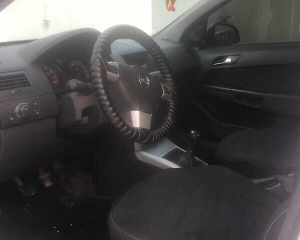 Опель Астра 2011 в Каменце-Подольском на Automoto.ua Серый Опель Астра, объемом двигателя 1.6 л и пробегом 310 тыс. км за 5650 $, фото 2 на Automoto.ua