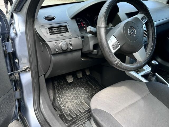 Серый Опель Астра, объемом двигателя 1.6 л и пробегом 30 тыс. км за 7500 $, фото 8 на Automoto.ua