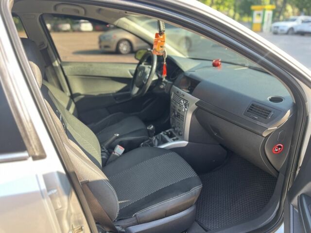 Серый Опель Астра, объемом двигателя 1.69 л и пробегом 236 тыс. км за 6312 $, фото 3 на Automoto.ua