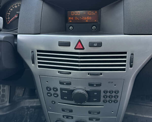 Серый Опель Астра, объемом двигателя 1.6 л и пробегом 30 тыс. км за 7999 $, фото 17 на Automoto.ua