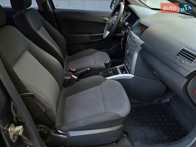 Опель Астра 2012 у Тернополі на Automoto.ua Сірий Опель Астра, об'ємом двигуна 1.6 л та пробігом 197 тис. км за 5399 $, фото 33 на Automoto.ua