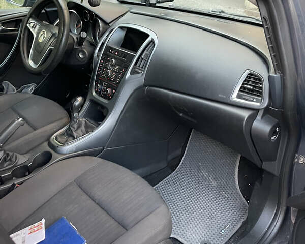 Серый Опель Астра, объемом двигателя 1.7 л и пробегом 175 тыс. км за 6000 $, фото 7 на Automoto.ua