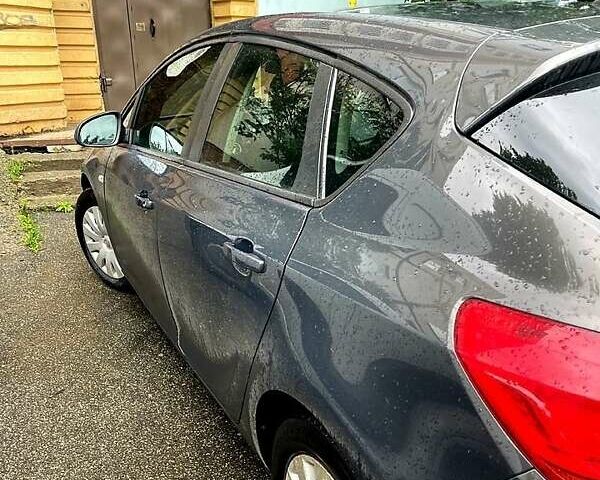 Серый Опель Астра, объемом двигателя 1.7 л и пробегом 175 тыс. км за 6000 $, фото 4 на Automoto.ua