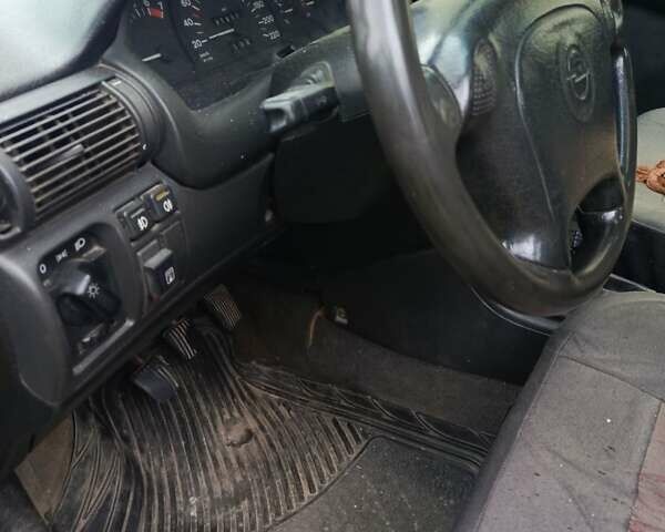 Серый Опель Астра, объемом двигателя 1.4 л и пробегом 185 тыс. км за 1400 $, фото 1 на Automoto.ua