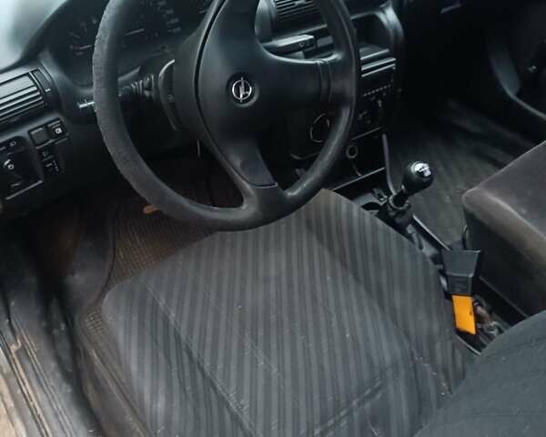 Серый Опель Астра, объемом двигателя 1.4 л и пробегом 187 тыс. км за 950 $, фото 5 на Automoto.ua