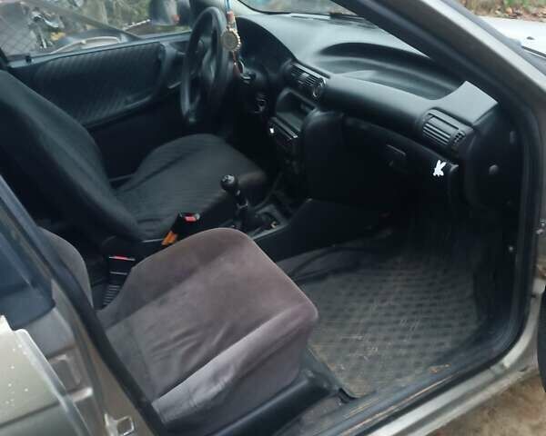 Серый Опель Астра, объемом двигателя 1.4 л и пробегом 187 тыс. км за 950 $, фото 4 на Automoto.ua