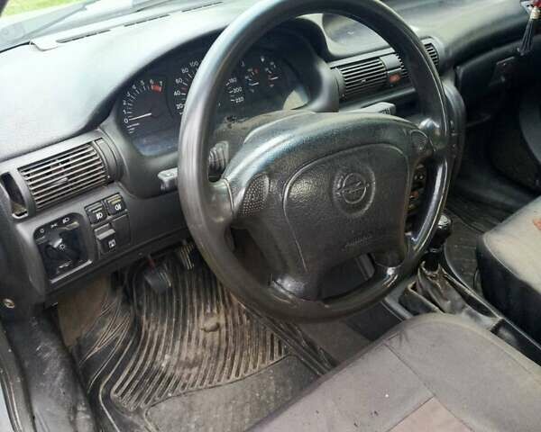 Серый Опель Астра, объемом двигателя 1.4 л и пробегом 185 тыс. км за 1400 $, фото 6 на Automoto.ua