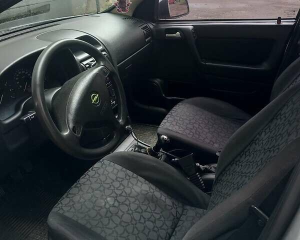 Серый Опель Астра, объемом двигателя 1.6 л и пробегом 220 тыс. км за 3000 $, фото 2 на Automoto.ua