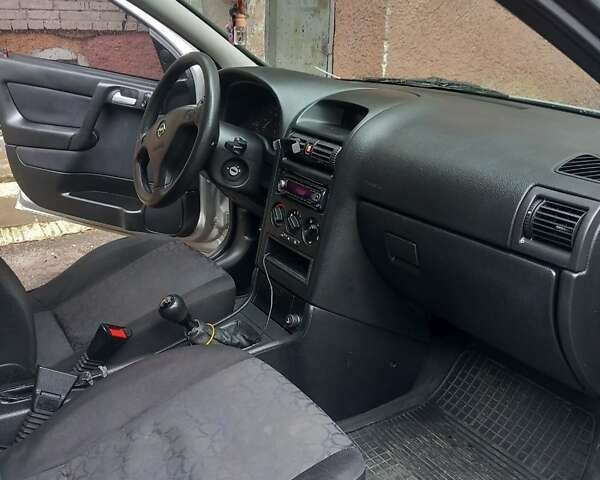 Серый Опель Астра, объемом двигателя 1.6 л и пробегом 220 тыс. км за 3000 $, фото 8 на Automoto.ua