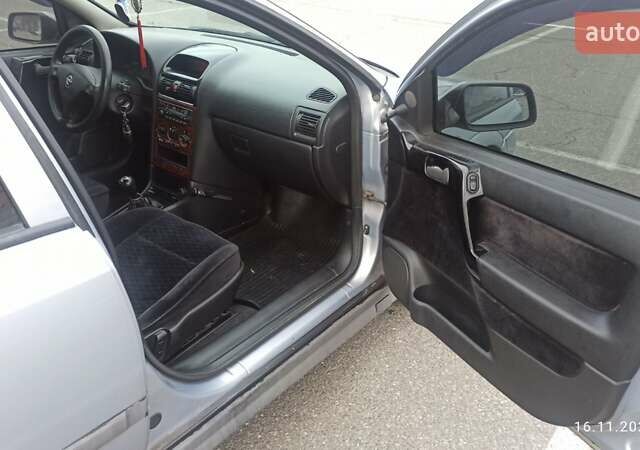 Серый Опель Астра, объемом двигателя 1.6 л и пробегом 235 тыс. км за 2500 $, фото 8 на Automoto.ua