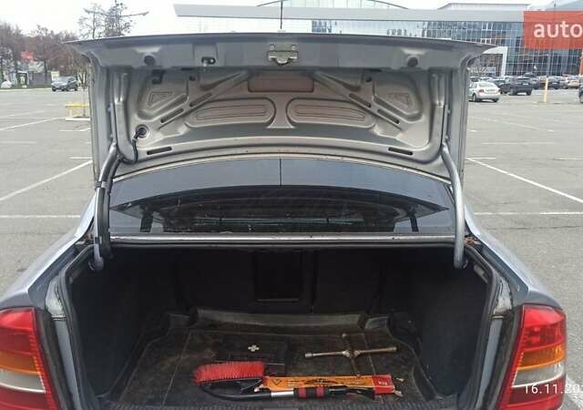 Серый Опель Астра, объемом двигателя 1.6 л и пробегом 235 тыс. км за 2500 $, фото 3 на Automoto.ua