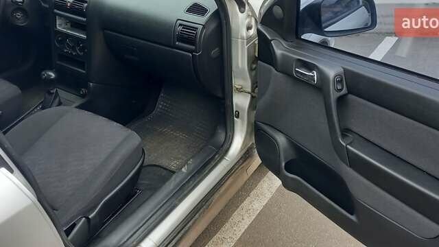 Серый Опель Астра, объемом двигателя 1.6 л и пробегом 140 тыс. км за 2900 $, фото 2 на Automoto.ua