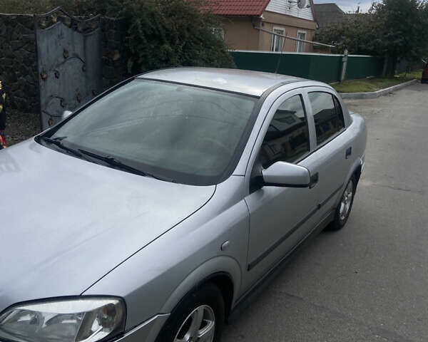 Серый Опель Астра, объемом двигателя 1.4 л и пробегом 310 тыс. км за 3200 $, фото 1 на Automoto.ua