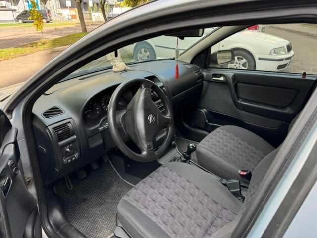 Серый Опель Астра, объемом двигателя 1.6 л и пробегом 160 тыс. км за 4500 $, фото 4 на Automoto.ua