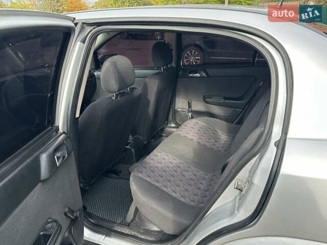 Серый Опель Астра, объемом двигателя 1.6 л и пробегом 252 тыс. км за 3200 $, фото 11 на Automoto.ua