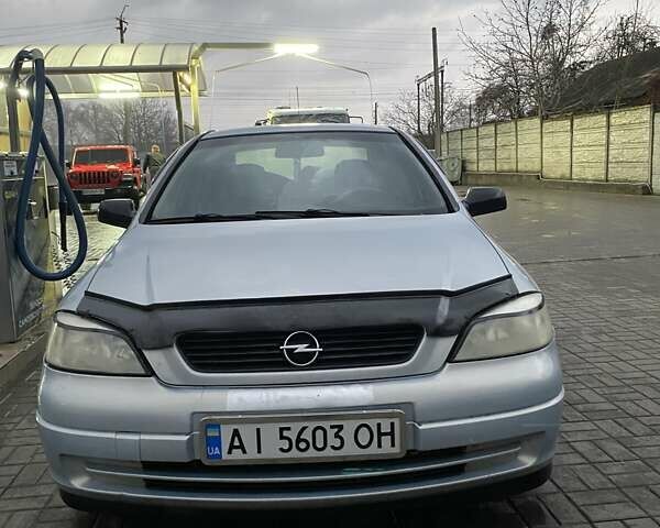 Серый Опель Астра, объемом двигателя 1.4 л и пробегом 300 тыс. км за 3200 $, фото 1 на Automoto.ua