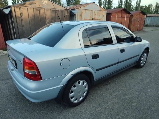 Серый Опель Астра, объемом двигателя 1.4 л и пробегом 180 тыс. км за 6400 $, фото 2 на Automoto.ua