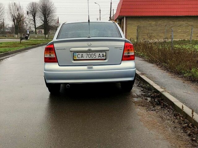 Серый Опель Астра, объемом двигателя 1.4 л и пробегом 180 тыс. км за 4000 $, фото 2 на Automoto.ua