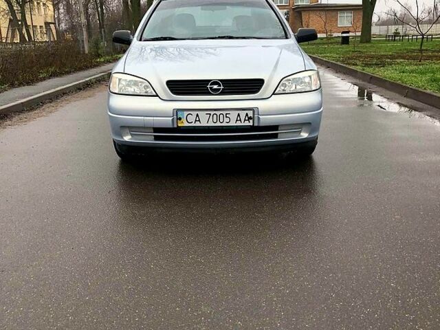 Серый Опель Астра, объемом двигателя 1.4 л и пробегом 180 тыс. км за 4000 $, фото 13 на Automoto.ua