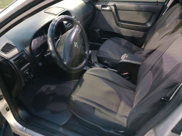 Серый Опель Астра, объемом двигателя 1.6 л и пробегом 200 тыс. км за 3850 $, фото 5 на Automoto.ua