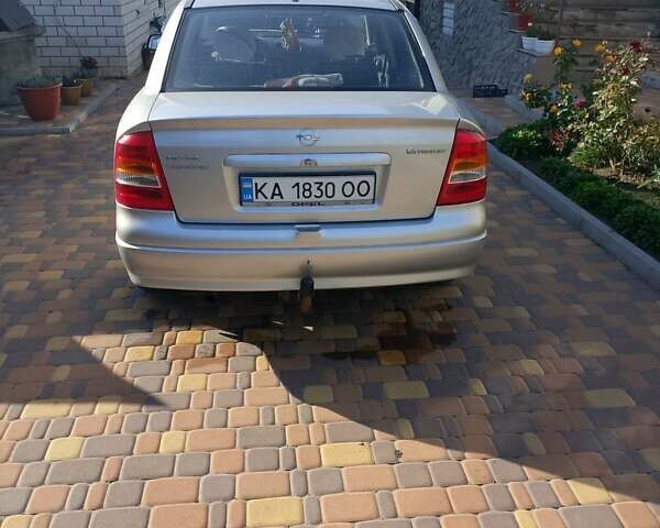 Серый Опель Астра, объемом двигателя 1.4 л и пробегом 147 тыс. км за 3900 $, фото 4 на Automoto.ua