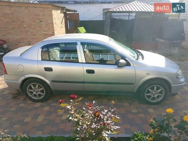 Серый Опель Астра, объемом двигателя 1.4 л и пробегом 147 тыс. км за 3900 $, фото 3 на Automoto.ua