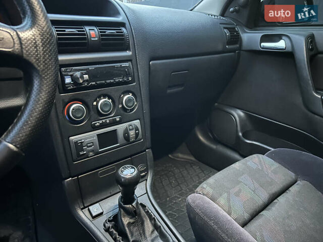 Серый Опель Астра, объемом двигателя 1.4 л и пробегом 269 тыс. км за 2200 $, фото 10 на Automoto.ua