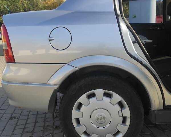 Серый Опель Астра, объемом двигателя 1.39 л и пробегом 242 тыс. км за 3800 $, фото 17 на Automoto.ua