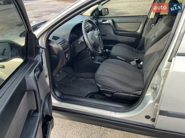 Серый Опель Астра, объемом двигателя 1.39 л и пробегом 230 тыс. км за 3700 $, фото 3 на Automoto.ua