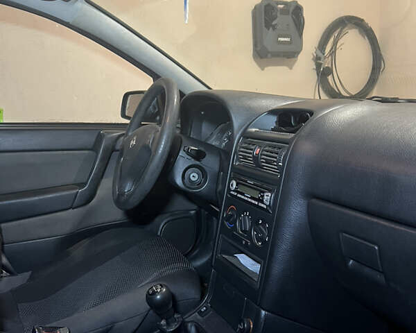 Серый Опель Астра, объемом двигателя 1.4 л и пробегом 351 тыс. км за 3600 $, фото 7 на Automoto.ua