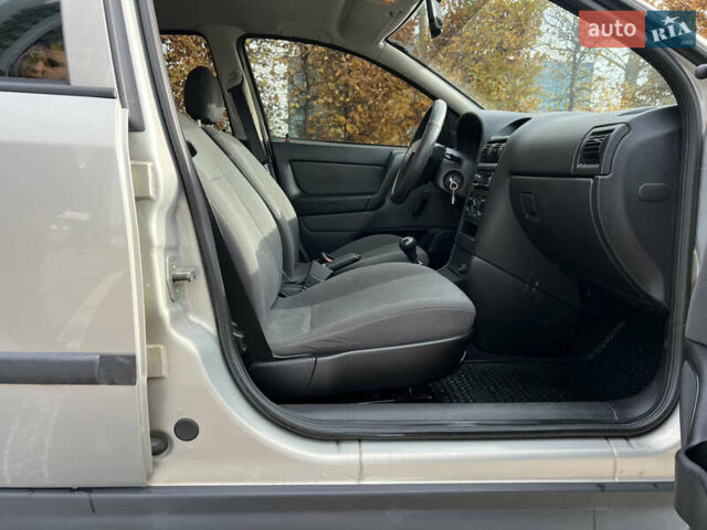 Серый Опель Астра, объемом двигателя 1.36 л и пробегом 77 тыс. км за 3999 $, фото 48 на Automoto.ua