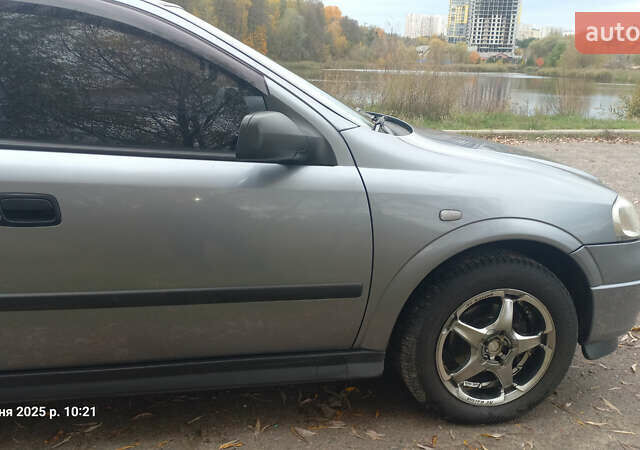 Серый Опель Астра, объемом двигателя 1.4 л и пробегом 212 тыс. км за 3900 $, фото 1 на Automoto.ua