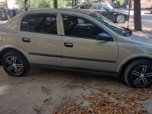 Серый Опель Астра, объемом двигателя 1.4 л и пробегом 216 тыс. км за 4000 $, фото 1 на Automoto.ua