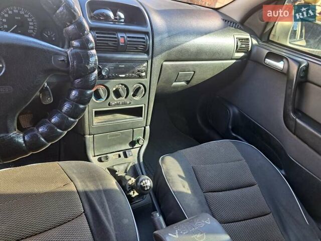 Серый Опель Астра, объемом двигателя 1.6 л и пробегом 300 тыс. км за 4600 $, фото 8 на Automoto.ua