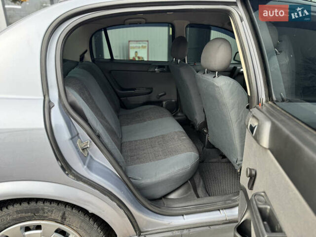 Серый Опель Астра, объемом двигателя 1.4 л и пробегом 188 тыс. км за 3800 $, фото 13 на Automoto.ua