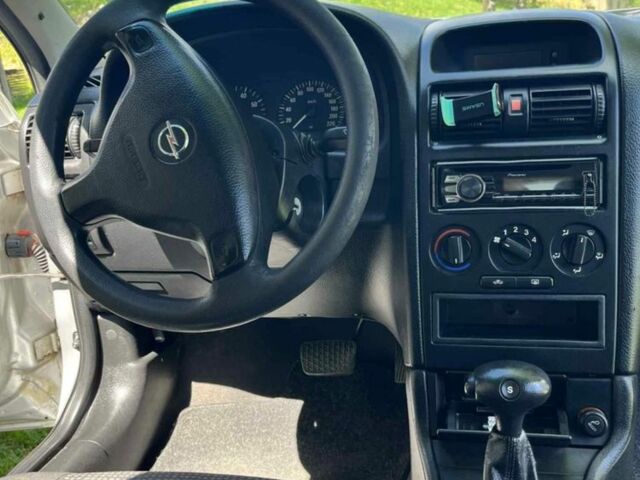 Серый Опель Астра, объемом двигателя 1.6 л и пробегом 170 тыс. км за 3100 $, фото 3 на Automoto.ua