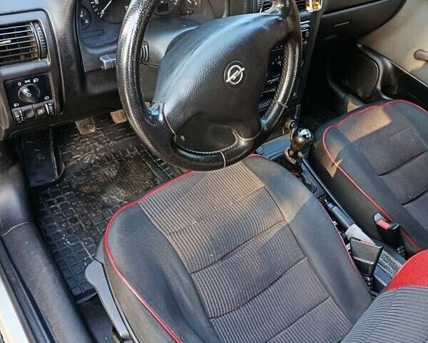 Серый Опель Астра, объемом двигателя 1.4 л и пробегом 342 тыс. км за 2200 $, фото 1 на Automoto.ua