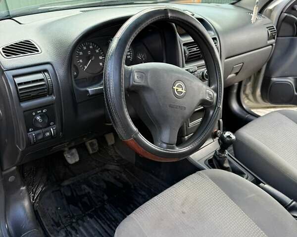 Серый Опель Астра, объемом двигателя 1.4 л и пробегом 211 тыс. км за 3200 $, фото 15 на Automoto.ua