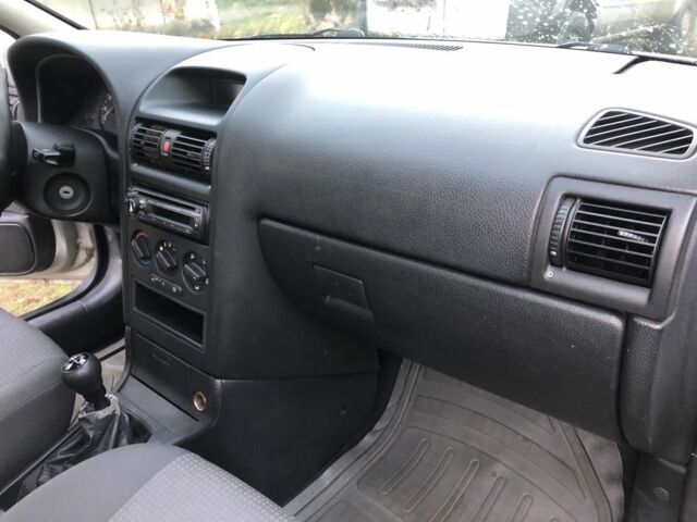 Серый Опель Астра, объемом двигателя 1.4 л и пробегом 207 тыс. км за 3500 $, фото 10 на Automoto.ua