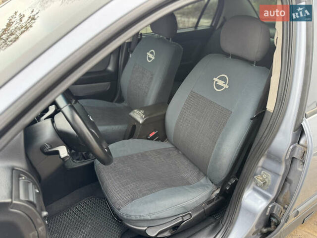 Серый Опель Астра, объемом двигателя 1.4 л и пробегом 188 тыс. км за 3800 $, фото 10 на Automoto.ua