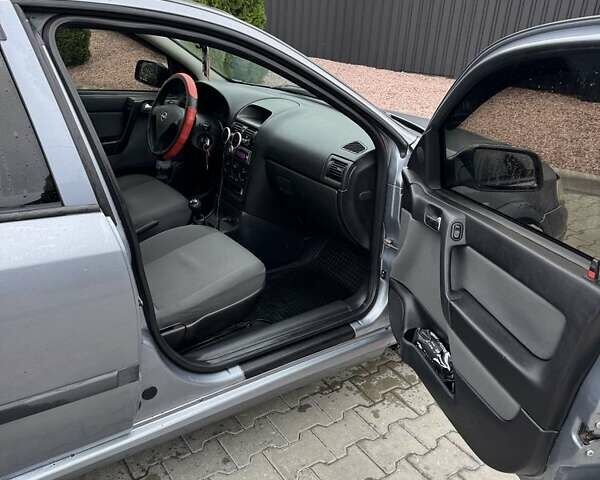 Серый Опель Астра, объемом двигателя 1.6 л и пробегом 314 тыс. км за 2999 $, фото 3 на Automoto.ua