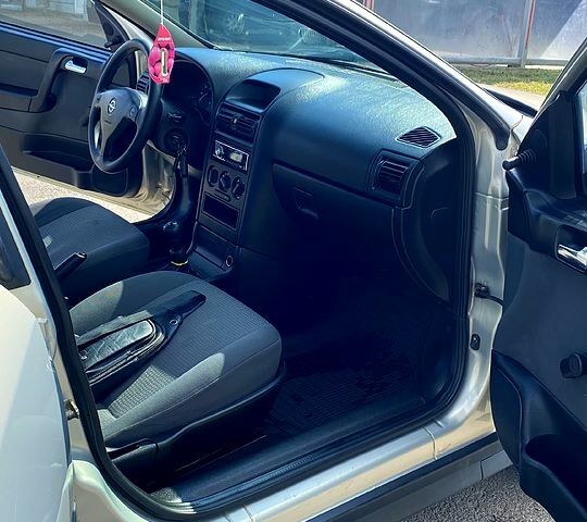 Сірий Опель Астра, об'ємом двигуна 1.4 л та пробігом 235 тис. км за 4300 $, фото 4 на Automoto.ua