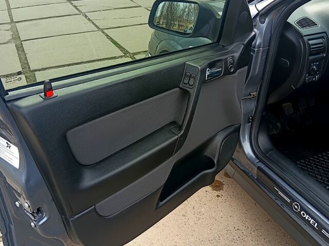 Серый Опель Астра, объемом двигателя 1.6 л и пробегом 172 тыс. км за 3800 $, фото 9 на Automoto.ua